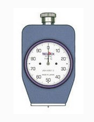 日本得樂teclock GS-719N橡膠硬度計  日本得樂teclock GS-719N橡膠硬度計它們是最受歡迎的橡膠硬度計，日本得樂teclock GS-719N橡膠硬度計主要用來測量一般硬質的橡膠。測定子形狀：前端直徑為0.79mm，35°高2.50mm。 日本得樂teclock GS-719N橡膠硬度計的使用方法 手持硬度計，平壓于試樣（或試件）上，直至硬度計底面與試樣完全接觸時立即讀數，這時指針所顯示刻度即試樣（試件）的硬度值。為穩定測定條件，提高測定精度，應將硬度計裝置在配套生產的同型號測定架上測定。每次測定應在不同的位置選測三點，取其平均值。 1、使用前應檢查硬度計的指針在自由狀態下應指零位。（如指針微量偏離零位時，可以松動右上角壓緊螺絲，轉動表面，對準零位）。將硬度計壓在玻璃板上時，指針應指100度。（壓針端面與壓腳底面嚴密接觸于玻璃板上）。如不指零位和100度時，可以輕微按動壓針幾次，如仍不指零位和100度時，則不能使用，如在定荷架上使用時，可以撳動手柄，使工作臺上升，將定位銷插入工作臺下部小孔，調整使用，如仍不指100度時同樣不可使用。D型硬度計裝置在定荷架上使用時，調整工作臺平行度時壓針頂端不能直接壓在工作臺玻璃臺上，否則會壓傷工作臺玻璃臺面，必須在工作臺上放置專用量塊或平整的玻璃板后再行操作。 2、橡膠試樣的厚度不小于6毫米，寬度不小于15毫米，長度不小于35毫米。試樣厚度不足6毫米時，可用同樣膠片重疊測定，但不超過3層，并要求膠片上下并行。 3、橡膠硬度測定溫度應在18-28℃，試樣在試驗溫度下應至少存放5小時。 4、塑料試樣為正方形，邊長50毫米，厚度6毫米，也允許用50×15毫米的試樣。 5、塑料硬度測定溫度應為20℃±2℃，試樣在試驗溫度下放置16小時。 6、橡膠及塑料試樣表面均應光滑、平整，不應有缺陷、機械損傷及雜質。 7、硬度計使用完畢后，裝入儀器盒或儀器箱內。放置于燥處防止受潮。 8、定荷測定架上的升降小軸和工作臺底部，請注意經常揩擦防銹油，涂少量防銹油以防生銹。 9、硬度計應按JJG304-89規定，定期送計量檢定單位檢定。 日本得樂teclock GS-719N橡膠硬度計 硬度 型號 方式 用途 測定子形狀 A GS-719N 標準型 主要用來測量一般硬質的橡膠． 前端直徑為0.79，35°高2.50mm GS-719G 置針型 GSD-719H 數顯型 GS-719L 腳長型 GSD-719L 數顯型 GS-709N 標準型 GS-709G 置針型 D GS-720N 標準型 用于硬質 先端R0.1,35°高2.50 GS-720G 置業型 GS-720H 深孔型 GSD-720H 數顯型 GS-720L 腳長型 GSD-702L 腳長型 GS-702N 標準型 GS-702G 置針型 E GS-721N 標準型 用于較軟質 半徑2.50mm 半球形 高2.50 GS-721G 置針型 GSD-721 數顯型 SRIS GS-701N 標準型 直徑5.08用于軟質 半徑2.54mm 半球形 高2.54 GS-701G 置針型 GSD-701 數顯型 （舊）A GS-706N 標準型 普通型 前端直徑為0.79，35° 半徑2.50mm 半球形 高2.50 GS-706G 置針型 GSD-706 數顯型 （舊）C GS-703N 標準型 普通型 前端直徑為0.79，35° 半徑2.50mm 半球形 高2.50 GS-703G 置針型 E2 GS-743G 置針型 軟質 半徑2.50mm 半球形 GSD-743 數顯型 FO GS-744G 置針型 軟質泡 沫體用 直徑25.2， 高2.5mm GSD-744 數顯型 B GS-750G 置針型 半硬質用 先端直徑0.1，30° GSD-750 數顯型 C GS-751G 置針型 硬質用 先端直徑0.79，35° 高2.5mm GSD-751 數顯型 DO GS-752G 置針型 軟質用 先端半徑1.19，半球形，高2.5mm GSD-752 數顯型 O GS-753G 置針型 軟質用 先端半徑1.19，半球形，高2.5mm GSD-753 數顯型 OO GS-754G 置針型 軟質用 先端半徑1.19，半球形，高2.5mm GSD-754  